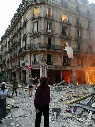 프랑스 파리 중심가 빵집서 가스 폭발사고…소방관 2명 사망