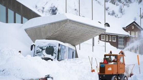 눈사태에 시설 일부가 파묻힌 스위스 센티스의 호텔 ./AP연합뉴스