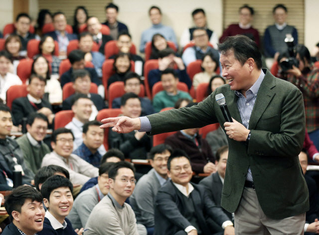 최태원 SK그룹 회장이 지난 8일 열린 임직원 ‘행복토크’에서 질문자를 지목하고 있다. /사진제공=SK