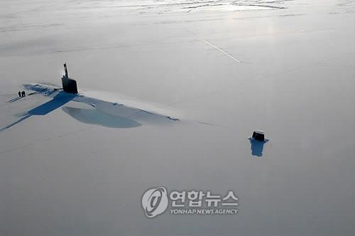 북극해 얼음을 뚫고 부상한 미국 해군 잠수함 아나폴리스. /EPA연합뉴스