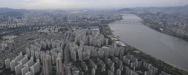 서울 롯데월드타워에서 바라본 강남권 아파트 단지의 모습./서울경제DB