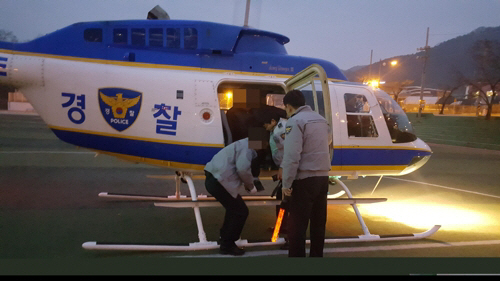 아들 집에 왔다가 길을 잃은 치매 노인이 경찰 항공대 헬기에서 내리고 있다./충북지방경찰청 제공