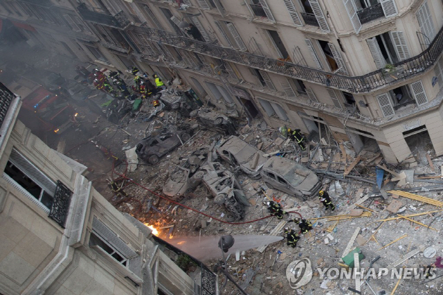 프랑스 파리 9구의 가스누출 추정 폭발사고 현장의 처참했던 모습./AFP=연합뉴스