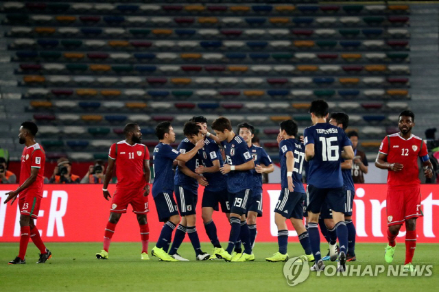 일본 선수들이 PK 선제골을 넣고 환호하고 있다./AFP=연합뉴스