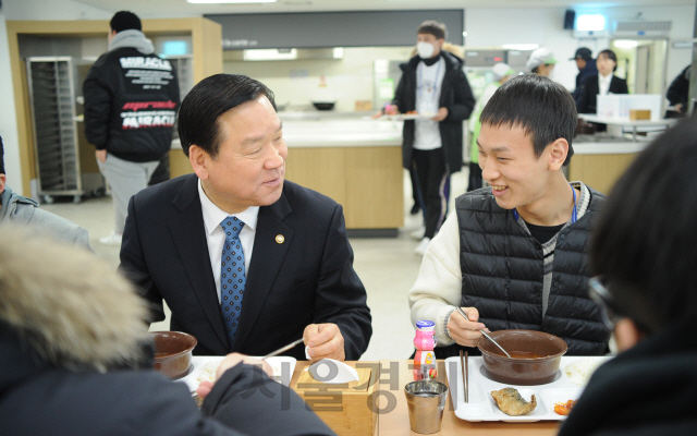 기찬수 병무청장(왼쪽)이 14일 사회복무연수센터를 방문해 교육생들과 식사를 함께 하며 교육에 대한 의견을 듣고 있다.