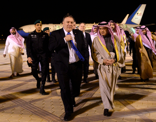 중동을 순방 중인 마이크 폼페이오(왼쪽) 미국 국무장관이 13일(현지시간) 사우디 아라비아의 리야드에 도착, 아델 알 주베이르 외교담당 국무장관의 영접을 받고 있다./연합뉴스