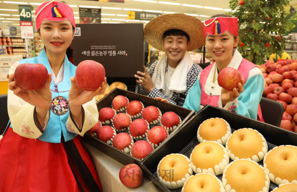 14일 서울 성수동 이마트 성수점에서 홍보도우미들이 ‘예산 젊은농부 명품 사과 세트’ 등 상품명에 스토리를 담은 과일 선물세트를 소개하고 있다. /사진제공=이마트