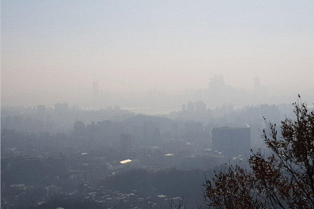 수도권에 올해 첫 미세먼지 비상저감조치가 내려진 13일 서울 서대문구 안산 정상 봉수대(해발 296m)에서 바라본 서울 도심이 미세먼지 속에 갇혀있다. 한국환경공단이 운영하는 대기오염도 공개 홈페이지 ‘에어코리아’에 따르면 오늘 오전 서울의 1시간 평균 미세먼지(PM2.5) 농도는 79㎍/㎥다. ‘매우 나쁨’ 기준치(75㎍/㎥)를 넘는다./연합뉴스