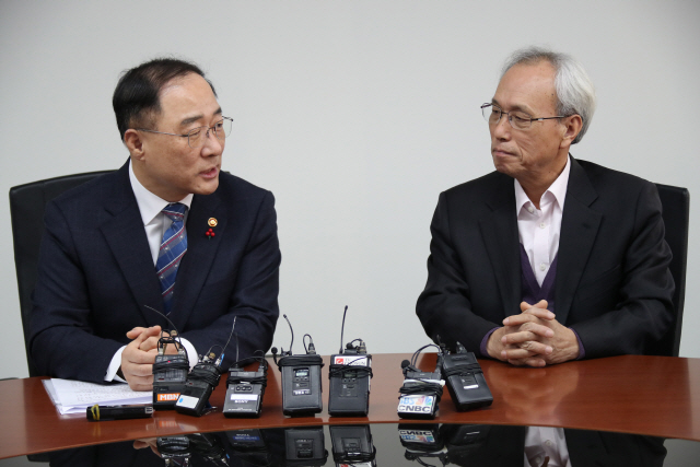 홍남기 경제부총리 겸 기획재정부장관(왼쪽)이 14일 오후 종로구 경제사회노동위원회를 방문해 문성현 위원장과 대화하고 있다. /연합뉴스