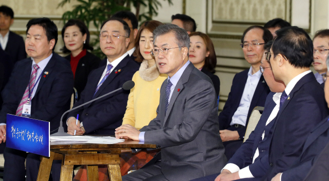 문재인 대통령이 7일 오후 청와대 영빈관에서 ‘활력 중소기업, 함께 잘사는 나라’라는 슬로건으로 열린 ‘중소ㆍ벤처 기업인과의 대화’에서 인사말을 하고 있다. /연합뉴스