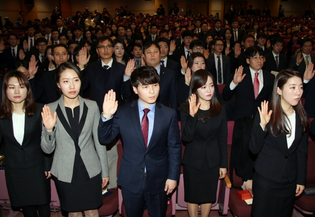 새내기 법조인들의 서약    (고양=연합뉴스) 이희열 기자 = 14일 오후 경기도 고양시 장항동 사법연수원 대강당에서 열린 제48기 사법연수생 수료식에서 수료생들이 서약하고 있다. 2019.1.14      joy@yna.co.kr  (끝)      <저작권자(c) 연합뉴스, 무단 전재-재배포 금지>