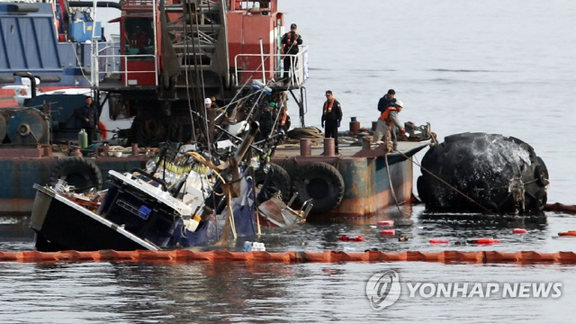 14일 오후 전남 여수시 오동도 앞 바다에서 지난 11일 경남 통영 욕지도 앞 해상에서 상선과 충돌해 전복된 낚시어선 무적호가 예인돼 모습을 드러내고 있다./연합뉴스