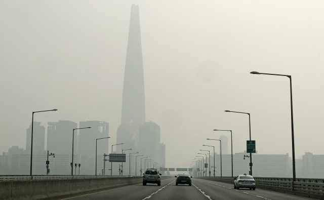 [최악 미세먼지 숨막힌 韓] 중국發 오염원 쌓이고 대기 정체...겨울 내내 '삼한사미'