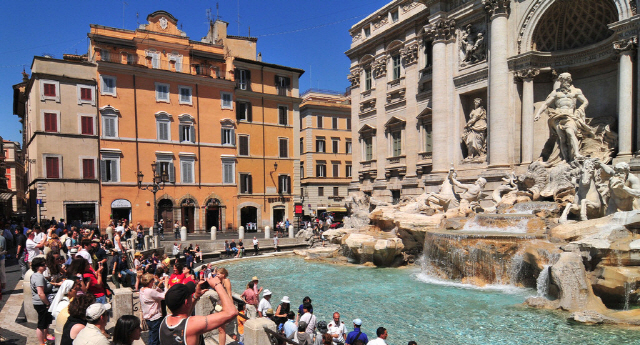 이탈리아 로마의 관광 명소 트레비 분수 앞에 몰려 있는 관광객들. /플리커