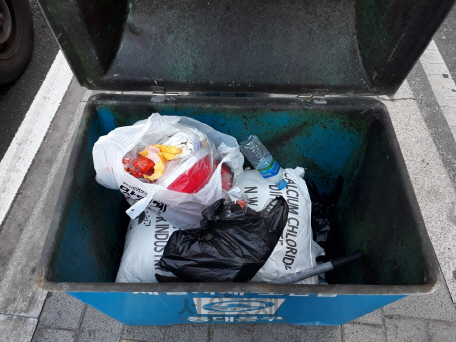 제설함에 쓰레기가 가득차 있다. 서울시는 제설함 쓰레기 투기 금지를 위한 캠페인을 전개한다./사진제공=서울시