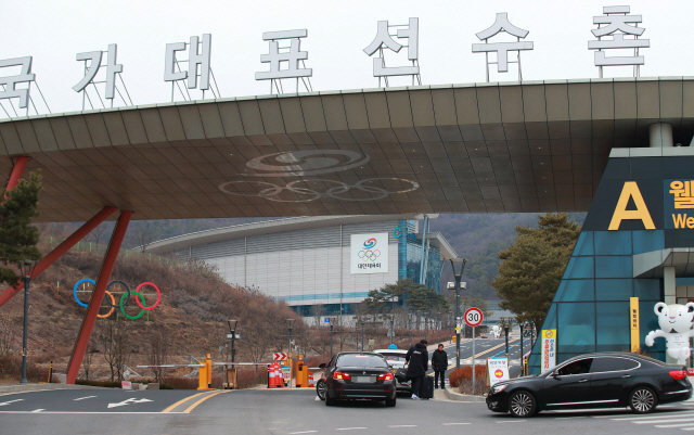 10일 오후 충북 진천 국가대표 선수촌 입구에서 차량과 출입자에 대한 출입 통제가 이뤄지고 있다./ 연합뉴스