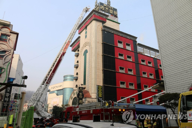 14일 오전 10시 24분께 강원 원주시 단계동 한 모텔 5층 객실에서 원인을 알 수 없는 불이 나 소방당국이 사다리차를 이용해 화재 진화와 인명구조에 나서고 있다./연합뉴스