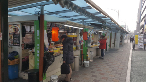 미세먼지가 서울 상공을 뒤덮은 14일 오후 서울 동작구 노량진동 일대 컵밥집 중 일부만 영업에 나섰다. 미세먼지의 영향으로 시민들이 길거리 음식을 찾지 않기 때문이다./서종갑기자