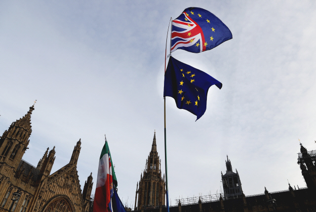 영국 수도 런던의 국회의사당 앞에 게양된 유럽연합(EU) 국기/AP연합뉴스