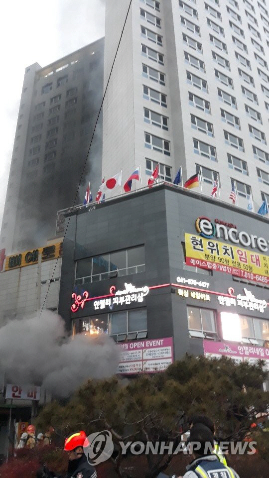 14일 오후 충남 천안시 서북구 라마다앙코르 호텔에서 불이 나 119소방대원들이 진화를 하고 있다./연합뉴스
