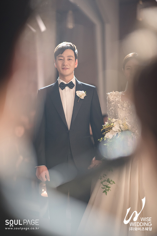 배우 박해수, 행복한 결혼식 본식 사진 공개 “책임감과 함께 감동이 몰려온다”