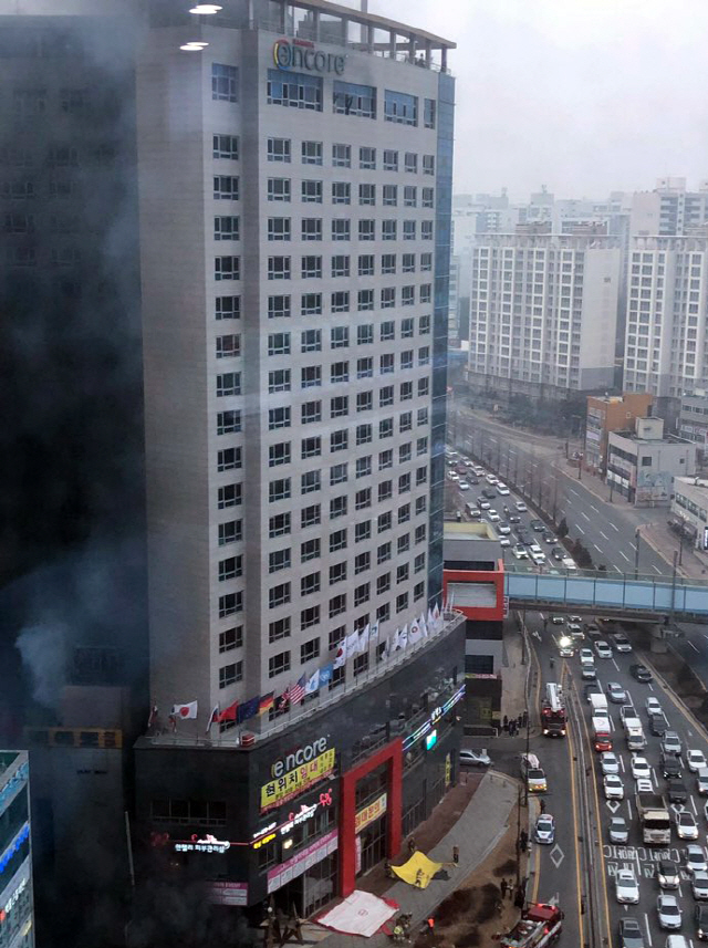 14일 오후 충남 천안시 서북구 한 호텔에서 불이 나 검은 연기가 치솟고 있다./연합뉴스