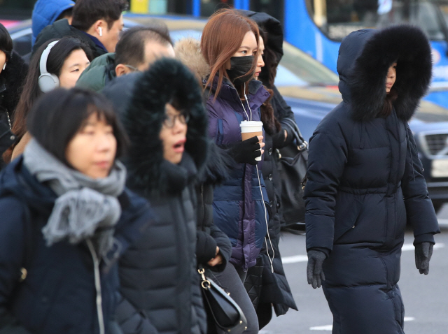 아침 서울 기온이 영하 10도 안팎까지 떨어지며 ‘반짝 한파’가 찾아온 9일 오전 서울 광화문역 인근에서 두터운 옷을 입은 시민들이 출근길을 재촉하고 있다./연합뉴스