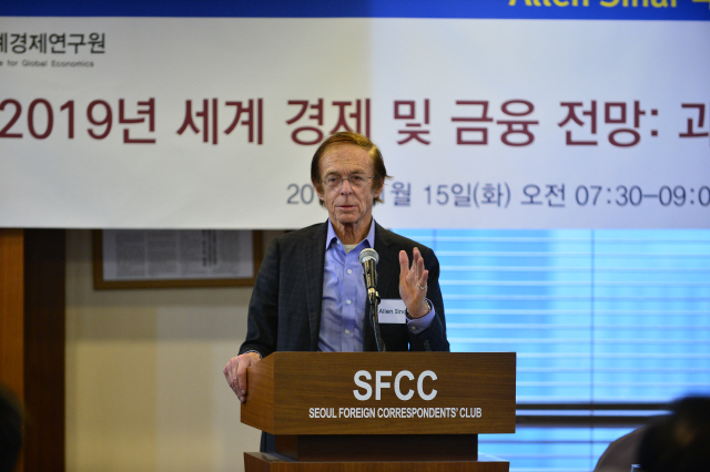 얠런 사이나이 회장이 15일 서울 프레스센터에서 열린 세계경제연구원 ‘2019 세계 경제 금융 전망’에서 발표하고 있다./사진제공=세계경제연구원