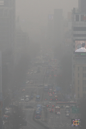 미세먼지 비상저감조치가 사흘째 발령된 15일 오전 서울 종로구 세종대로 네거리 인근 도로가 미세먼지로 뒤덮여있다. /연합뉴스