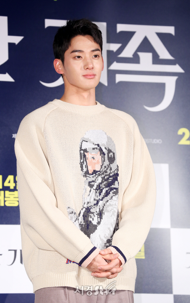 배우 정가람이 15일 서울 중구 메가박스 동대문에서 열린 영화 ‘기묘한 가족’ (감독 이민재)제작보고회에 참석해 포즈를 취하고 있다.