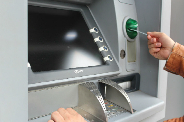 지난 1월 15일 시흥시 은행동의 한 은행 현금인출기(ATM)에서 출금하는 사람을 상대로 강도 행각을 벌이려던 30대가 도주 끝에 덜미를 잡혔다./ 서울경제 DB