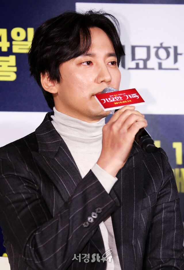 배우 김남길이 15일 서울 중구 메가박스 동대문에서 열린 영화 ‘기묘한 가족’ (감독 이민재)제작보고회에 참석하고 있다.