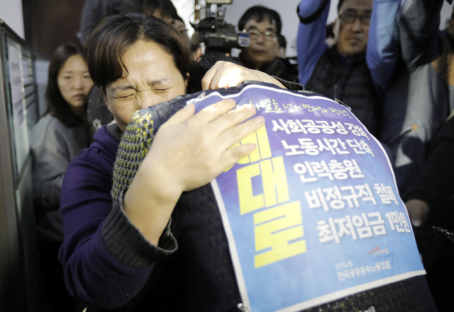 고 김용균씨 어머니 김미숙씨가 27일 오후 국회에서 ‘김용균 법’으로 불리는 산업안전보건법 개정안을 여야 3당이 합의했다는 소식을 듣고 고 김용균씨의 직장동료와 포옹하고 있다. /연합뉴스