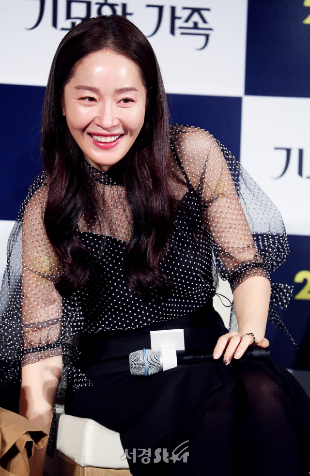 배우 엄지원이 15일 서울 중구 메가박스 동대문에서 열린 영화 ‘기묘한 가족’ (감독 이민재)제작보고회에 참석하고 있다.