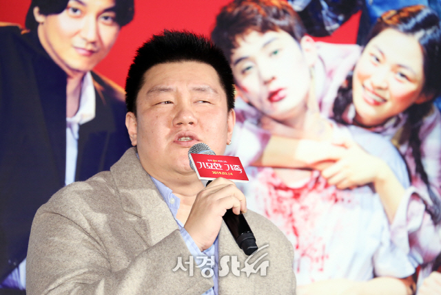 이민재 감독이 15일 서울 중구 메가박스 동대문에서 열린 영화 ‘기묘한 가족’ (감독 이민재)제작보고회에 참석하고 있다.