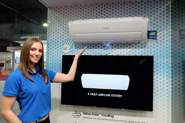 삼성전자 모델이 미국 조지아주 애틀랜타에서 열리는 북미 최대 공조전시회인 ‘AHR엑스포’에서 기존 대비 냉방 용량이 2배 확대된 벽걸이형 무풍 에어컨을 처음으로 소개하고 있다. /사진제공=삼성전자