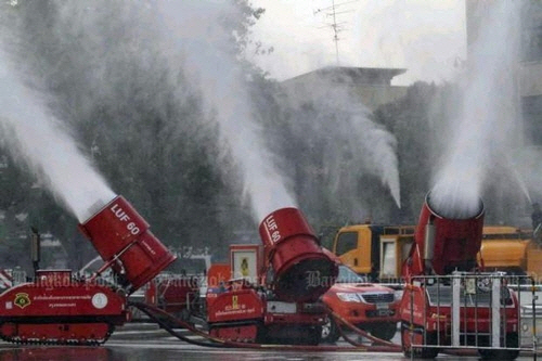 초미세먼지 수치가 악화한 방콕 시내에서 초고압 물대포를 발사하는 모습/방콕포스트 홈페이지=연합뉴스