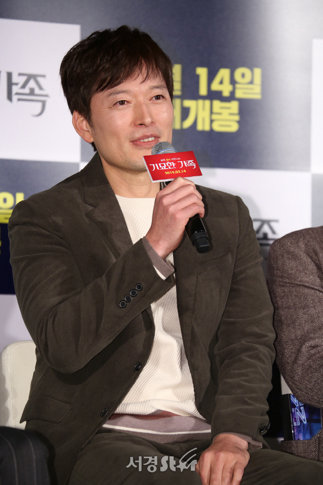 배우 정재영이 15일 서울 중구 메가박스 동대문에서 열린 영화 ‘기묘한 가족’ (감독 이민재)제작보고회에 참석하고 있다.