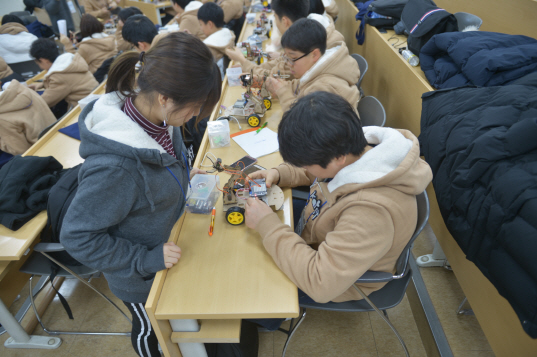 한화그룹과 KAIST가 지난 13일부터 이틀간 대전 KAIST 본원에서 중학생들을 대상으로 진행한 과학캠프에 참가한 학생들이 로봇 팔이 달린 자동차를 만들고 있다. 캠프에 참가한 학생들은 KAIST 학생들로 구성된 멘토단으로부터 전기회로 작동 원리와 컴퓨터 프로그래밍 등 첨단기술에 숨은 과학 원리를 배우고 원격 조종이 가능한 자동차와 로봇 팔을 결합시켜 ‘로봇 팔이 달린 자동차’를 만들기도 했다. /사진제공=한화