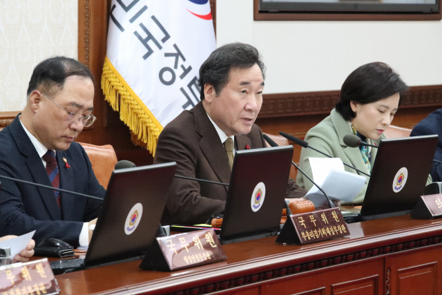 이낙연 국무총리가 15일 정부서울청사에서 열린 국무회의에서 최근 잇달아 불거진 체육계의 폭력·성폭력 사건과 관련해 “이 문제를 어떻게 처리할지에 대한민국 체육의 미래가 걸려 있다”며 “대한체육회는 명운을 걸고 내부를 혁신해달라”고 당부했다./연합뉴스