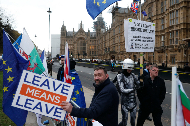 14일(현지시간) 영국 수도 런던의 의사당 앞에서 브렉시트 찬성파와 반대파가 플래카드를 들고 시위를 벌이고 있다.    /런던=AFP연합뉴스