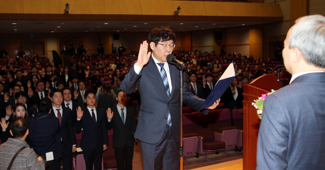 14일 오후 경기도 고양시 장항동 사법연수원 대강당에서 열린 제48기 사법연수생 수료식에서 수료생들이 서약하고 있다./연합뉴스