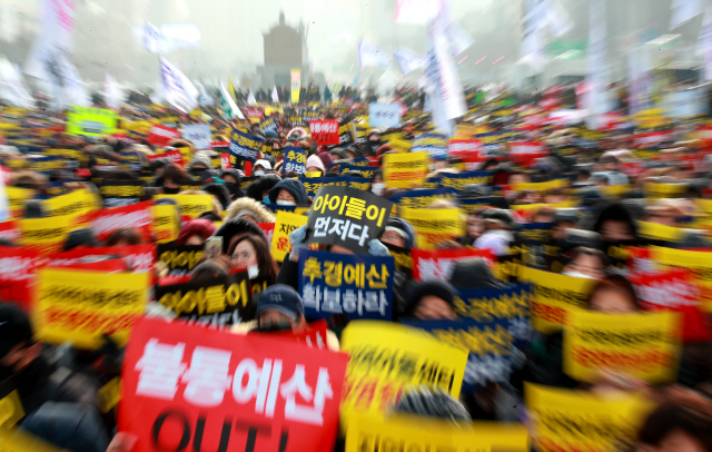 15일 오후 서울 세종대로 광화문광장 북측 광장에서 열린 ‘지역아동센터 예산사태 해결을 위한 추경 쟁취 궐기대회’에 참여한 전국 지역아동센터 시설장과 생활복지사들이 손팻말을 든 채 구호를 외치고 있다./연합뉴스