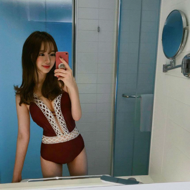 김진아 파격 ‘수영복 셀카’ 이렇게 섹시할 수가? 살짝 비쳐 더 야하네 “완벽 몸매 심쿵”