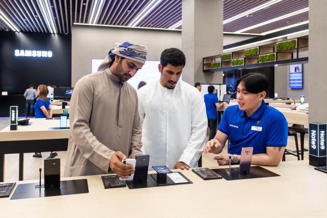 15일(현지시간) 아랍에미리트 두바이몰에 위치한 ‘삼성 익스피리언스 스토어’에서 고객들이 제품을 체험하고 있다. /사진제공=삼성전자