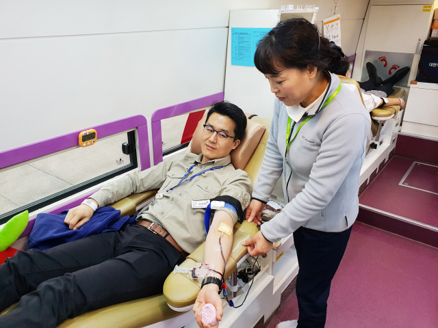 16일 경기 의왕 현대로템 본사에서 한 직원이 헌혈을 하고 있다. 현대로템은 지난 1993년부터 헌혈활동을 해왔으며 최근 5년 동안 1,000여명이 참여했다. /사진제공=현대로템
