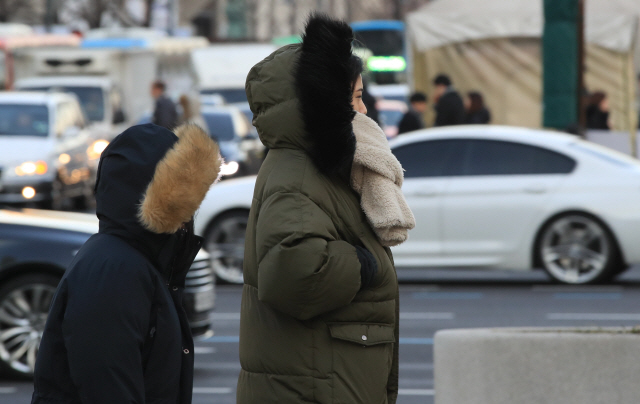 아침 서울 기온이 영하 10도 안팎까지 떨어지며 ‘반짝 한파’가 찾아온 9일 오전 서울 광화문역 인근에서 두터운 옷을 입은 시민들이 출근길을 재촉하고 있다./연합뉴스