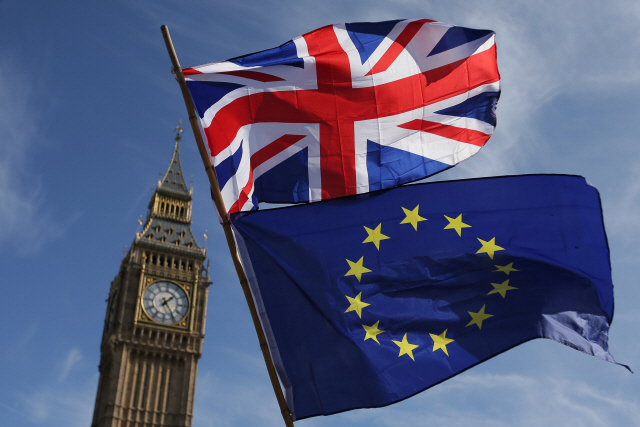 지난 2017년 3월 영국 런던 의사당의 시계탑 ‘빅 벤’을 배경으로 영국 국기와 유럽연합(EU)기가 휘날리고 있다. /AFP연합뉴스