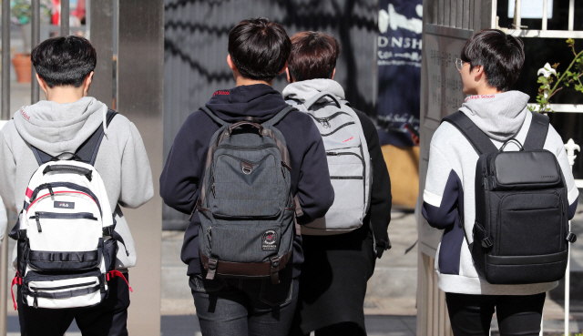 지난해 4월 서울 양천구 한가람고등학교 학생들이 후드티 교복을 입고 하교하는 모습. 한가람고는 하복은 반바지·반소매를, 춘추복은 후드티를 선정했다./연합뉴스