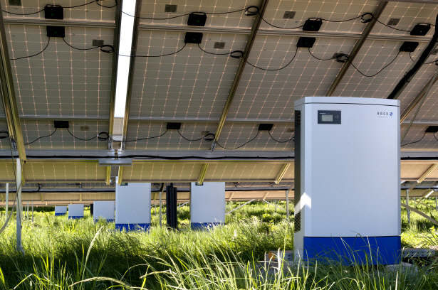 태양광 발전소에 설치된 카코의 ‘뉴에너지(new energy)’ 인버터 제품. /사진제공=OCI